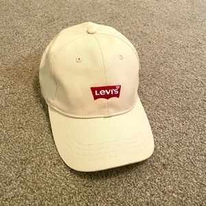 Beige Levi’s ball cap